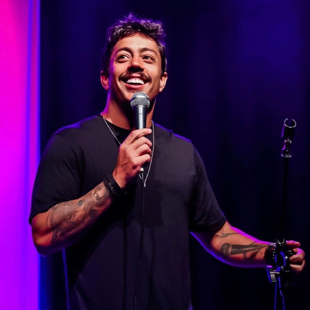 Humorista Renato Albani celebra sucesso de espetáculo por todo Brasil - E! Online Brasil